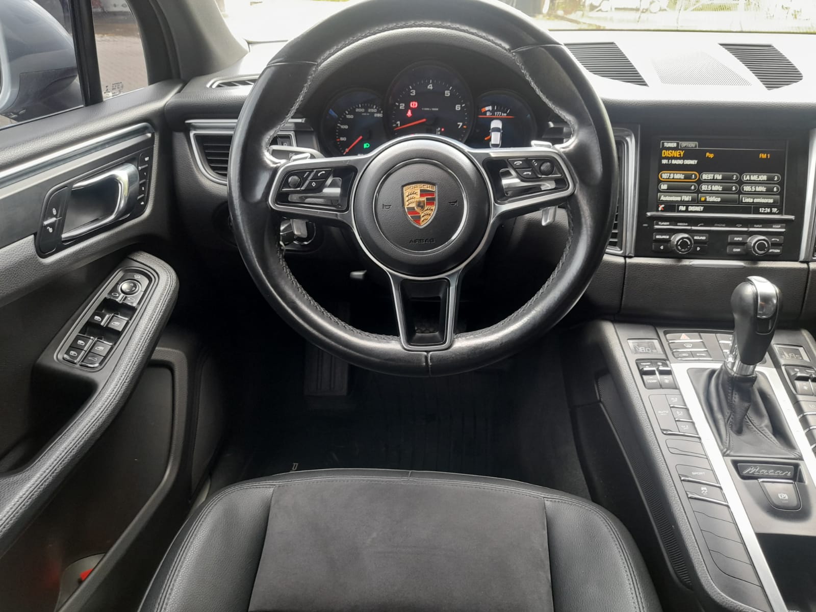 PORSCHE MACAN