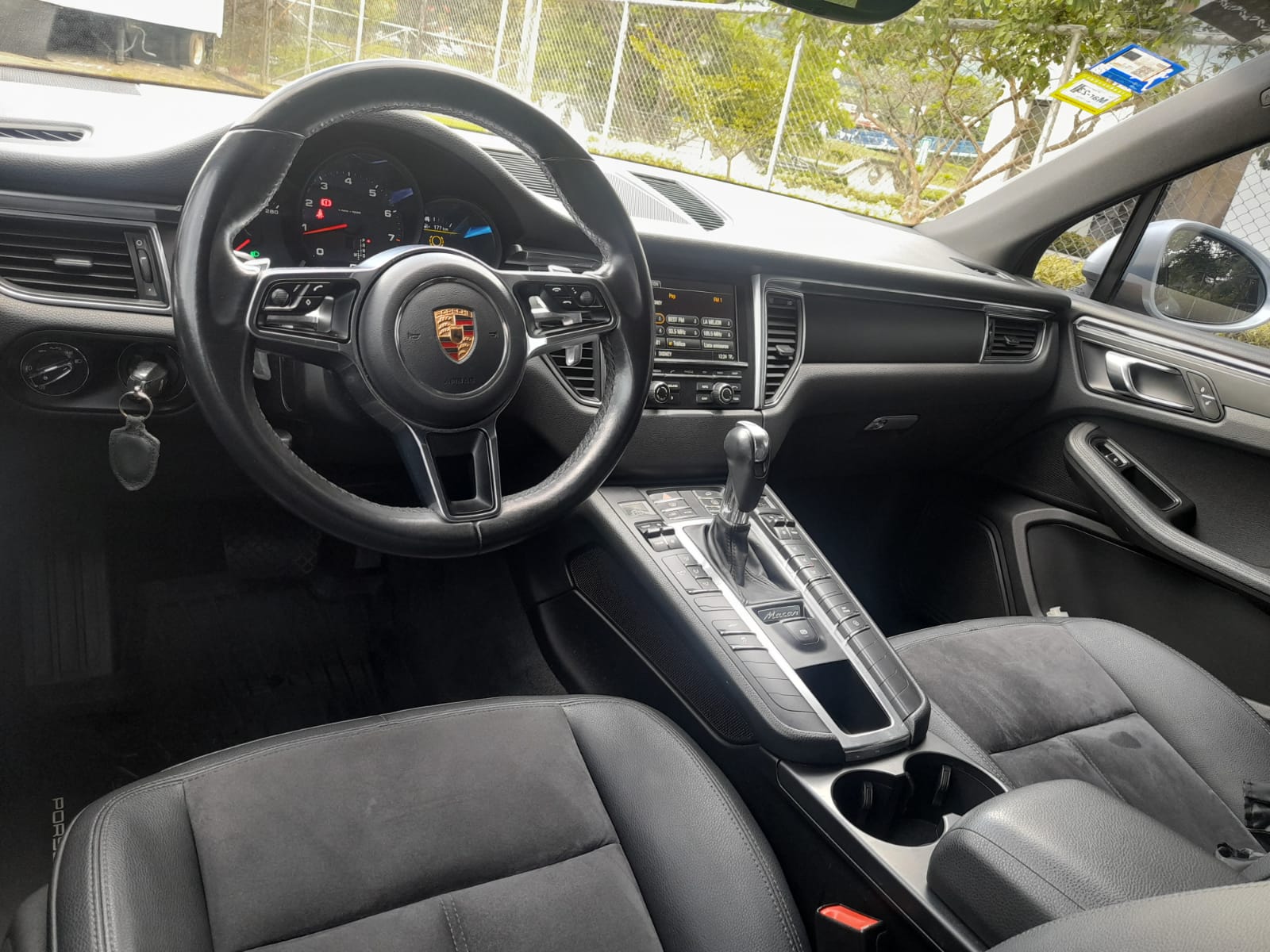 PORSCHE MACAN