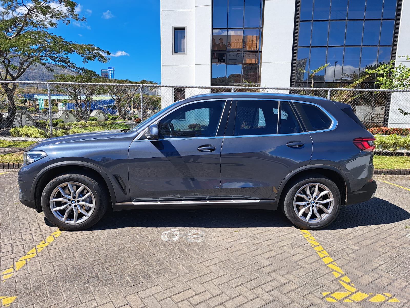 BMW X5 40i