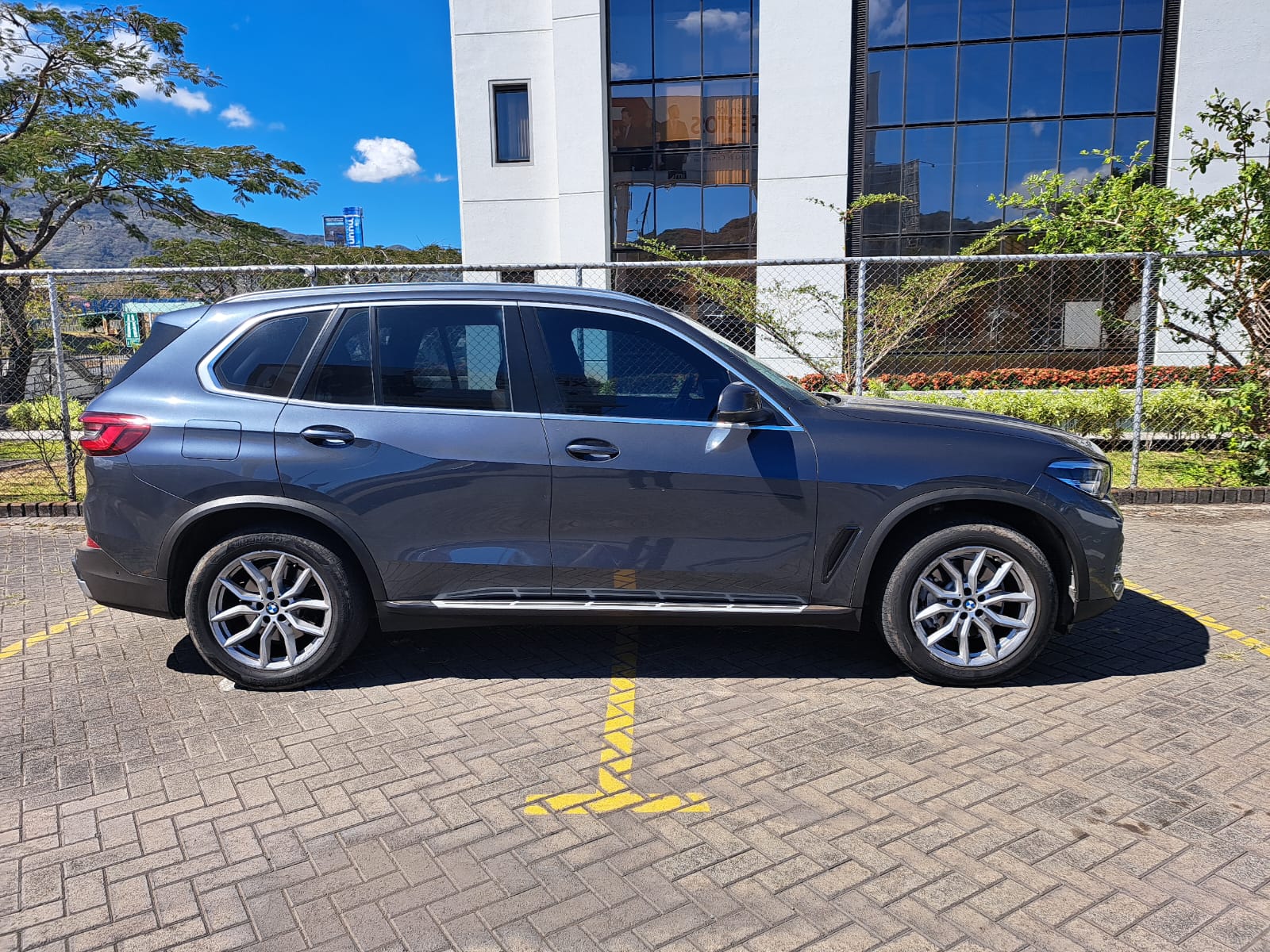 BMW X5 40i