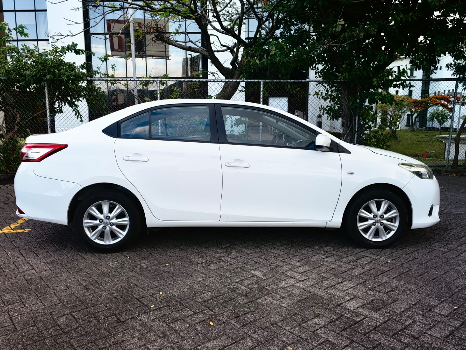 TOYOTA YARIS E
