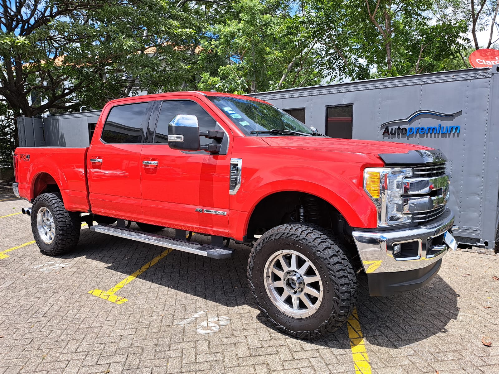 FORD F250 LARIAT FX4