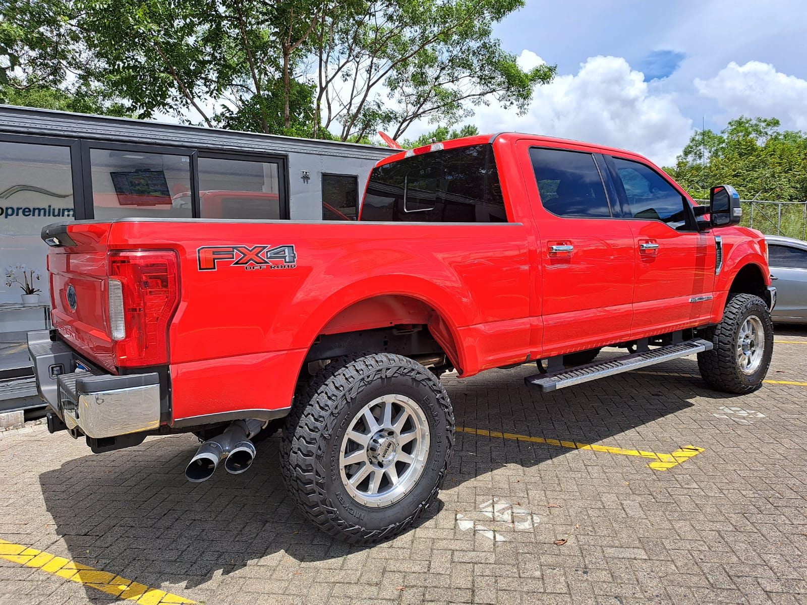 FORD F250 LARIAT FX4