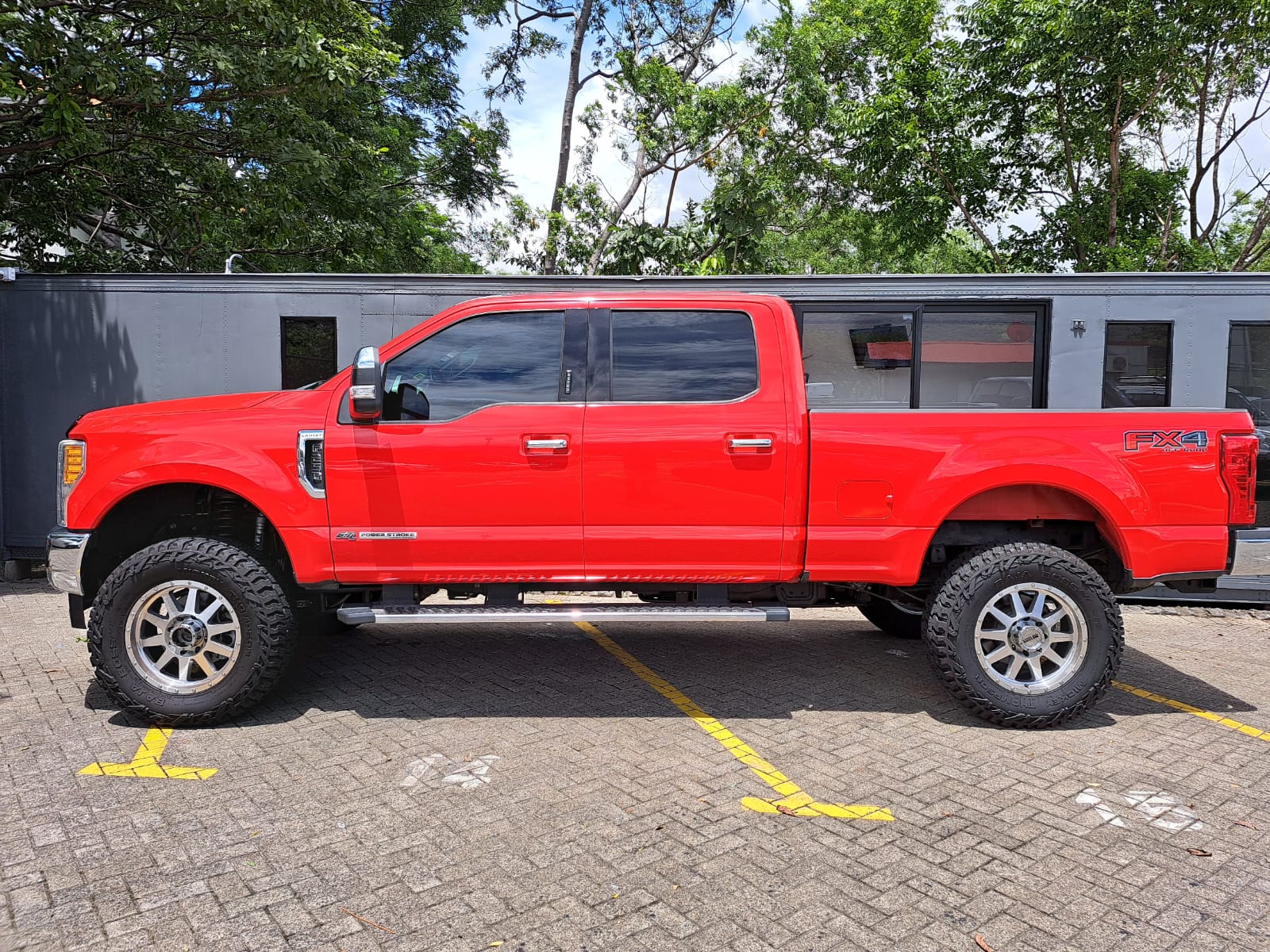 FORD F250 LARIAT FX4