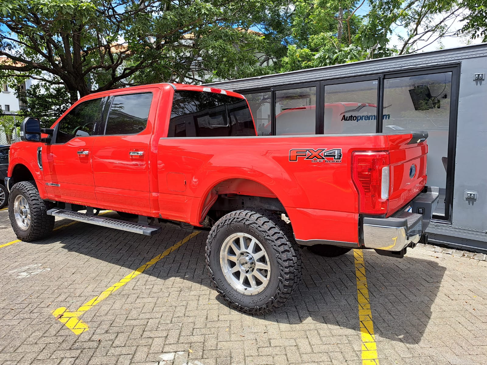 FORD F250 LARIAT FX4