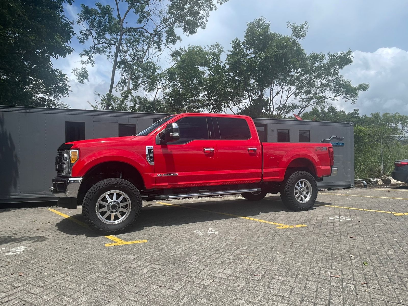 FORD F250 LARIAT FX4