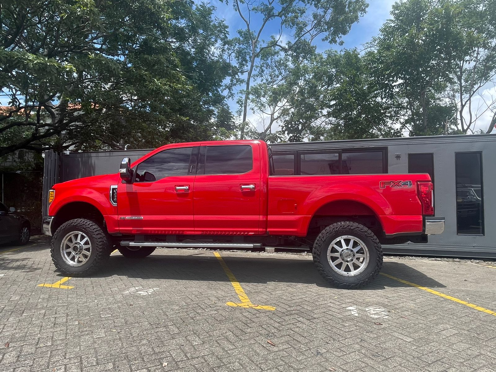 FORD F250 LARIAT FX4