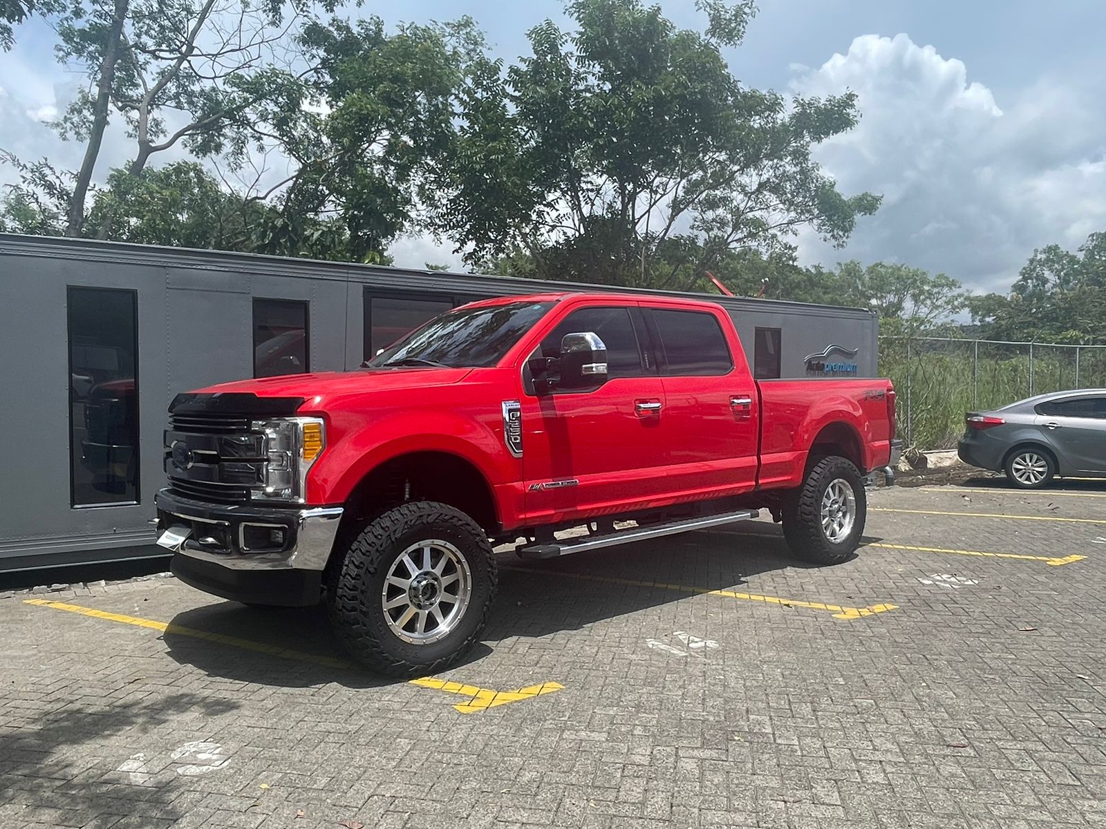 FORD F250 LARIAT FX4