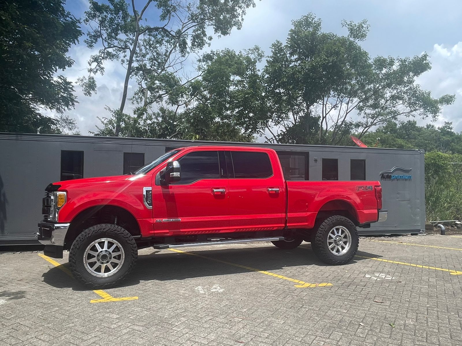 FORD F250 LARIAT FX4