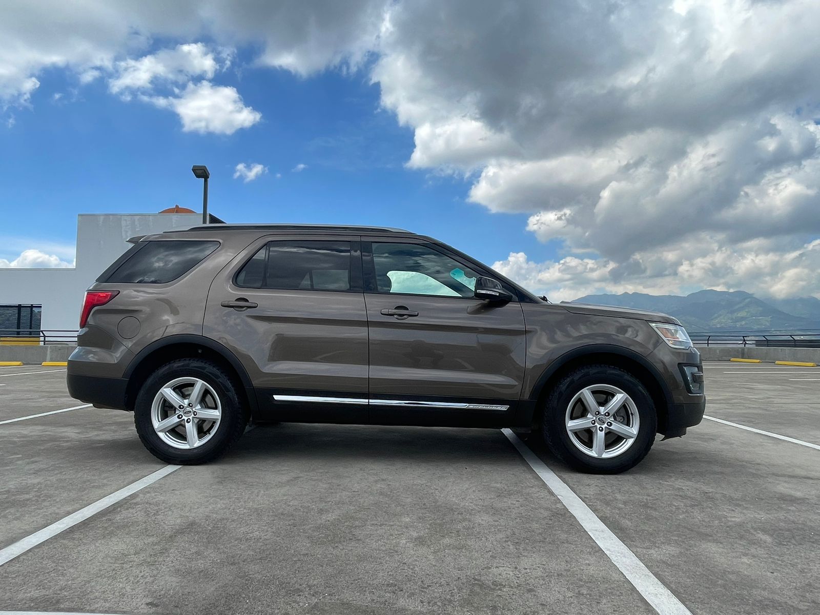 FORD EXPLORER XLT