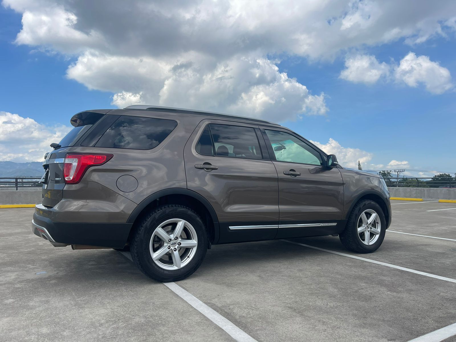 FORD EXPLORER XLT