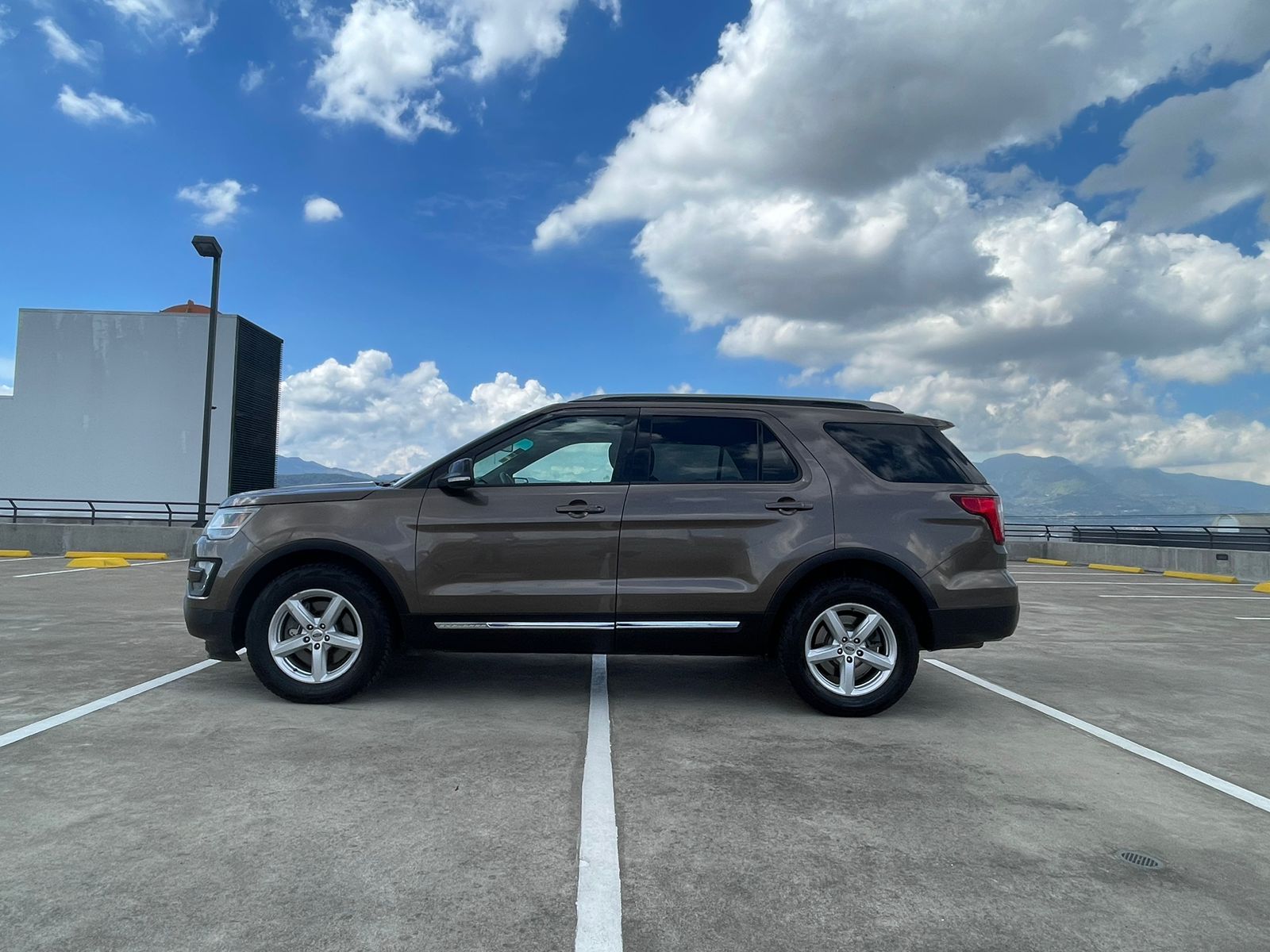 FORD EXPLORER XLT