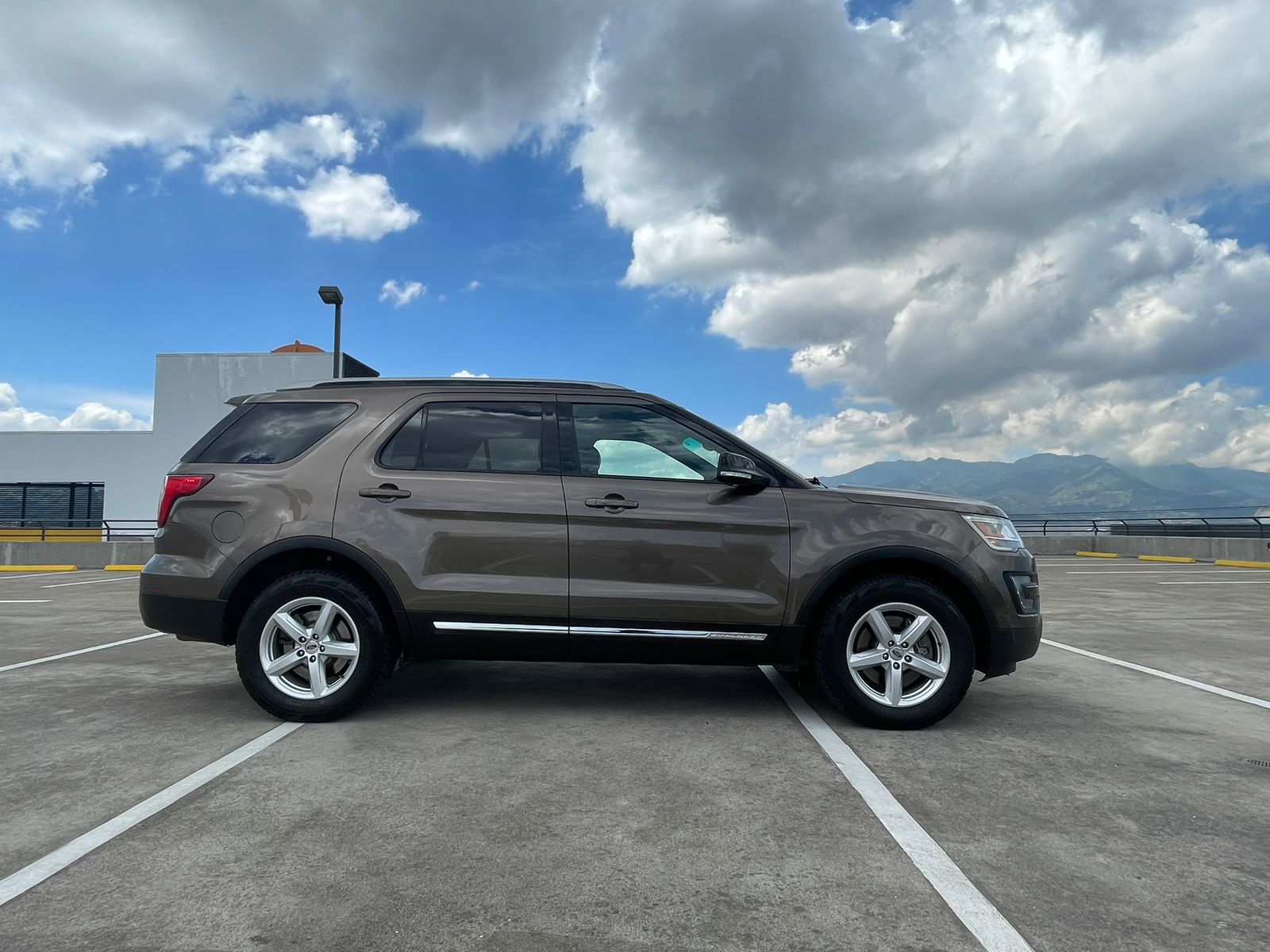 FORD EXPLORER XLT