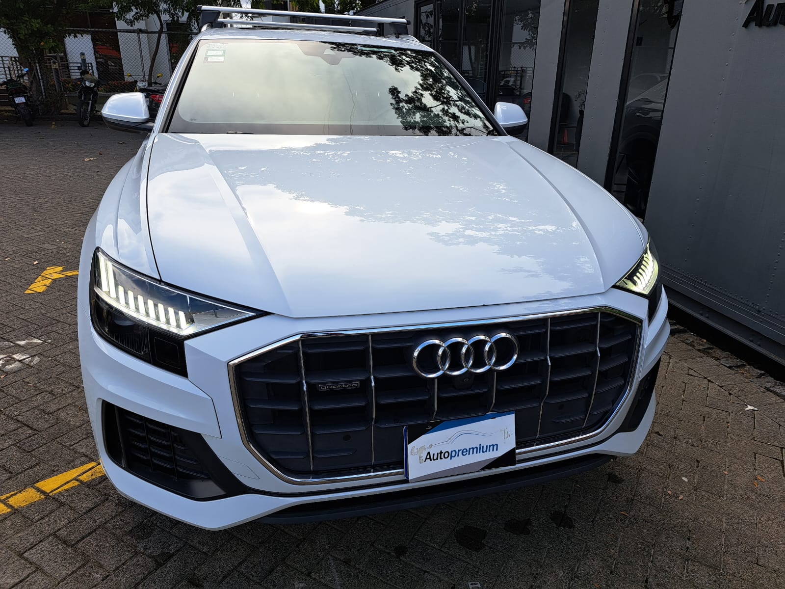 AUDI Q8