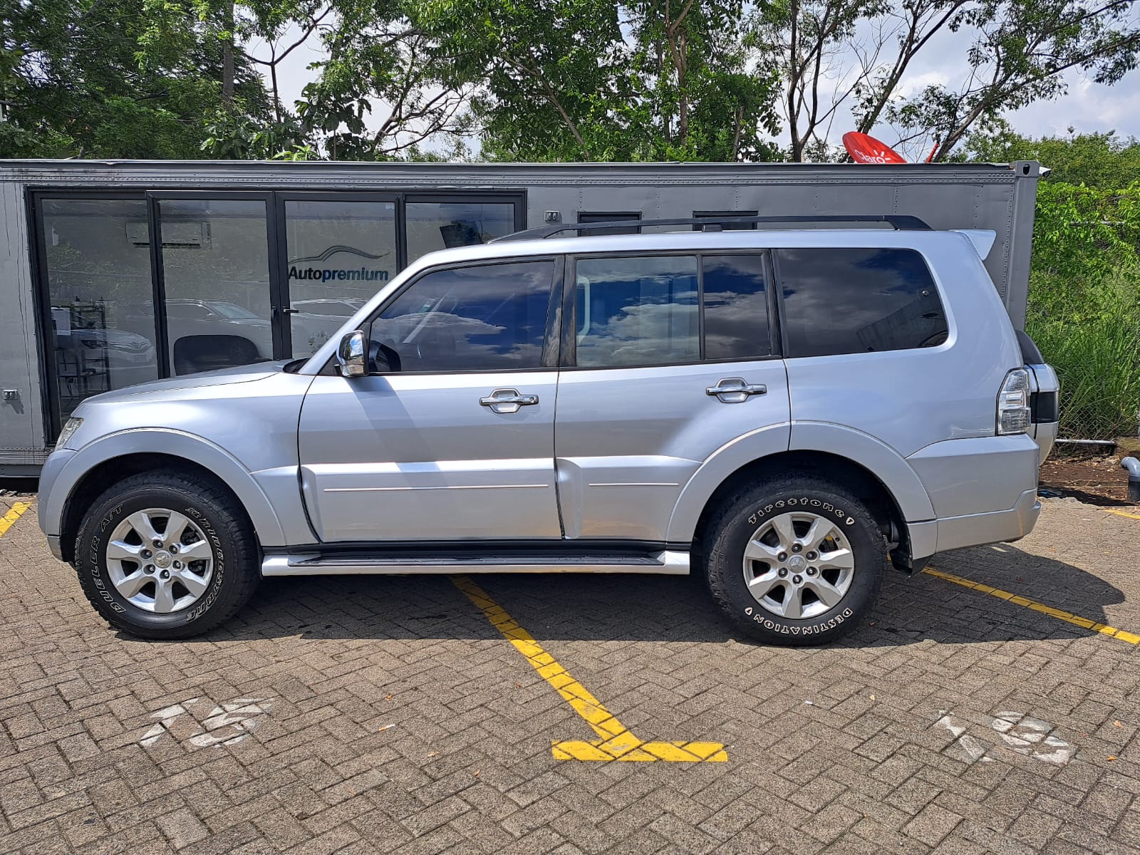 MITSUBISHI MONTERO GLS