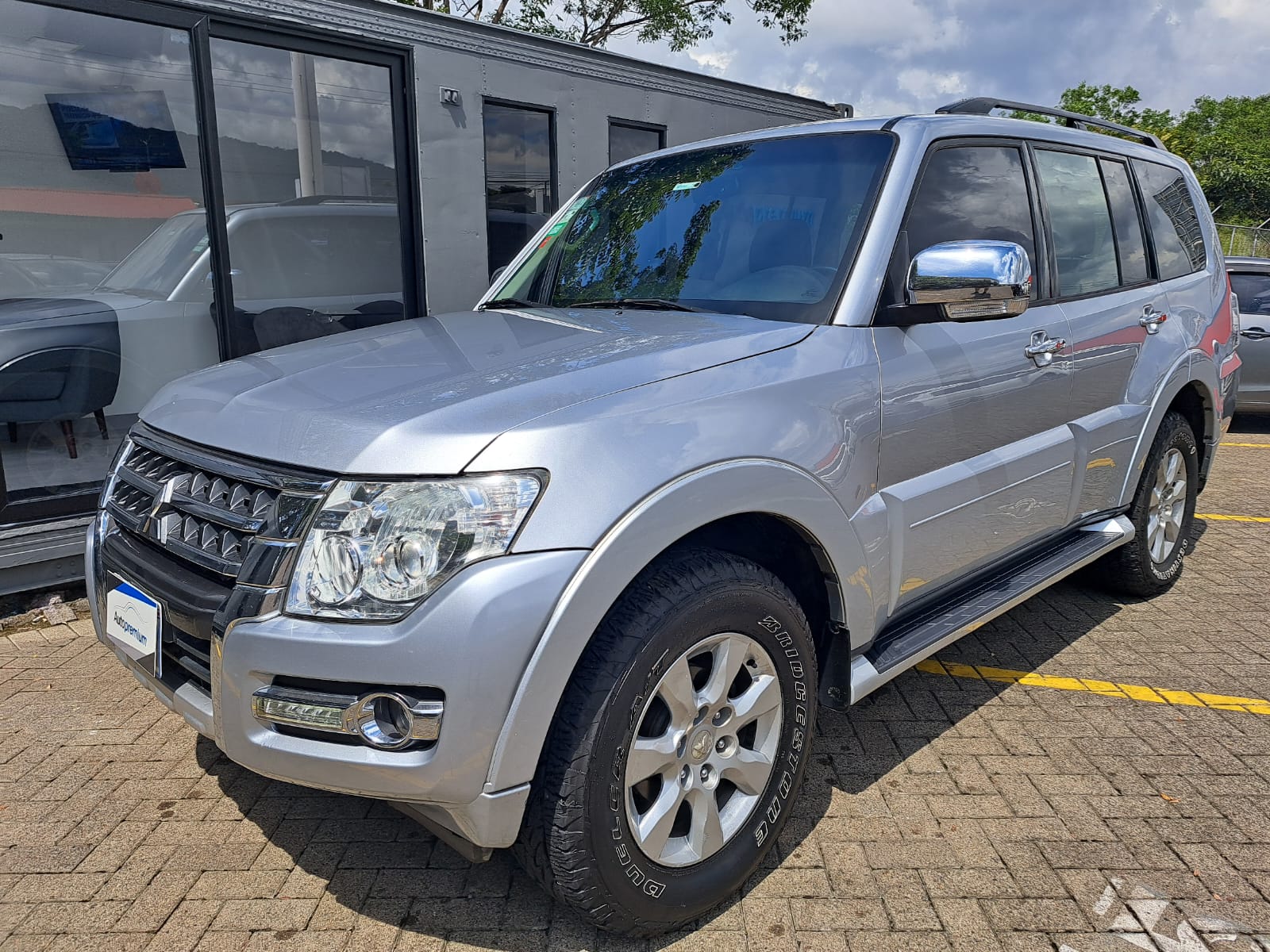 MITSUBISHI MONTERO GLS