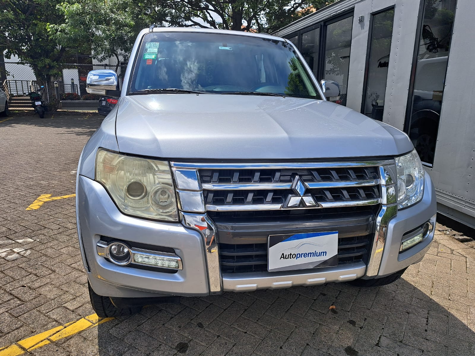 MITSUBISHI MONTERO GLS