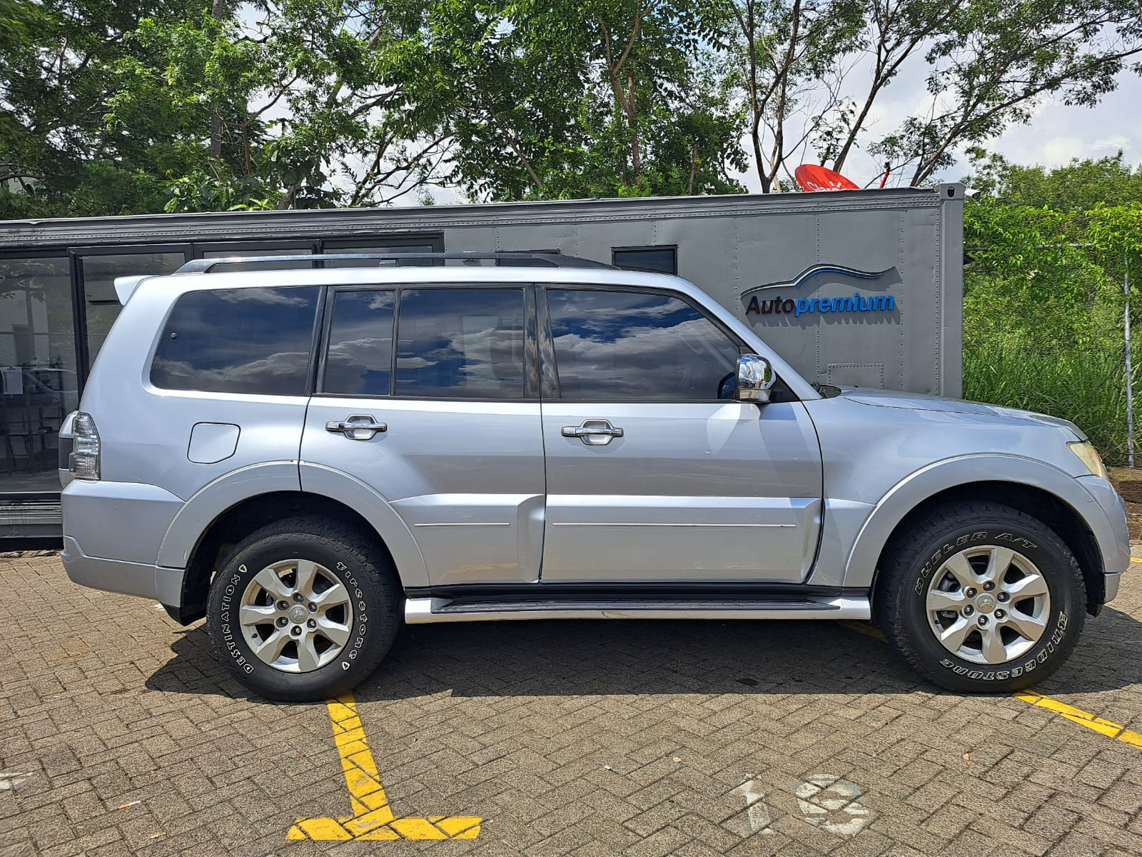 MITSUBISHI MONTERO GLS