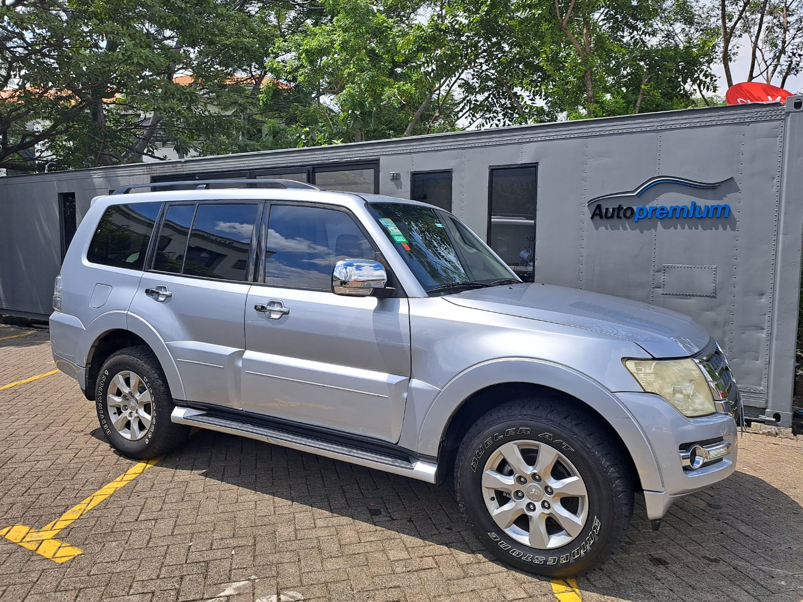 MITSUBISHI MONTERO GLS