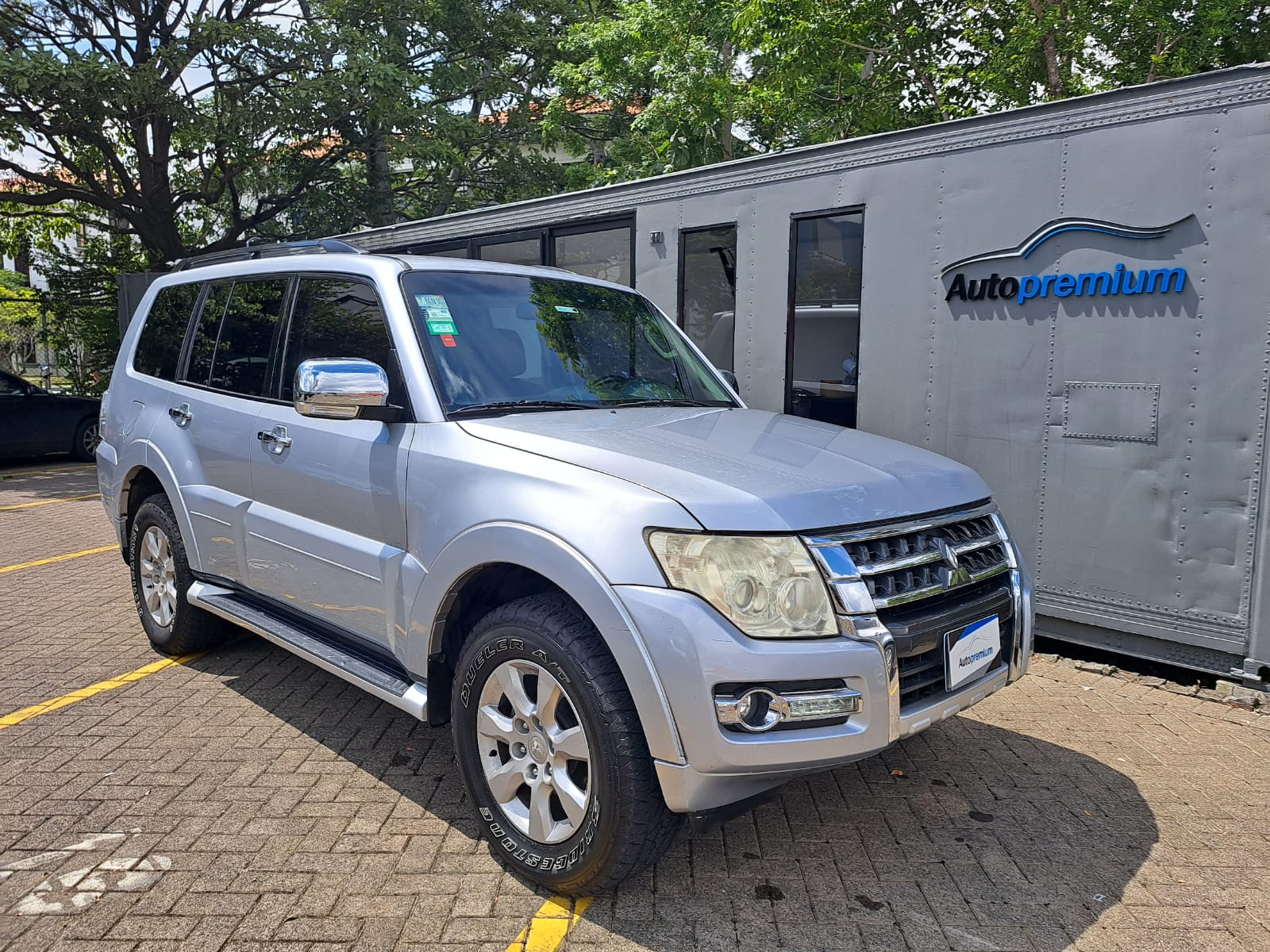 MITSUBISHI MONTERO GLS