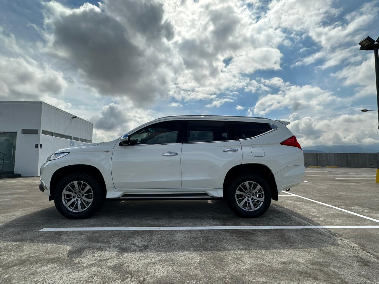 MITSUBISCHI MONTERO SPORT