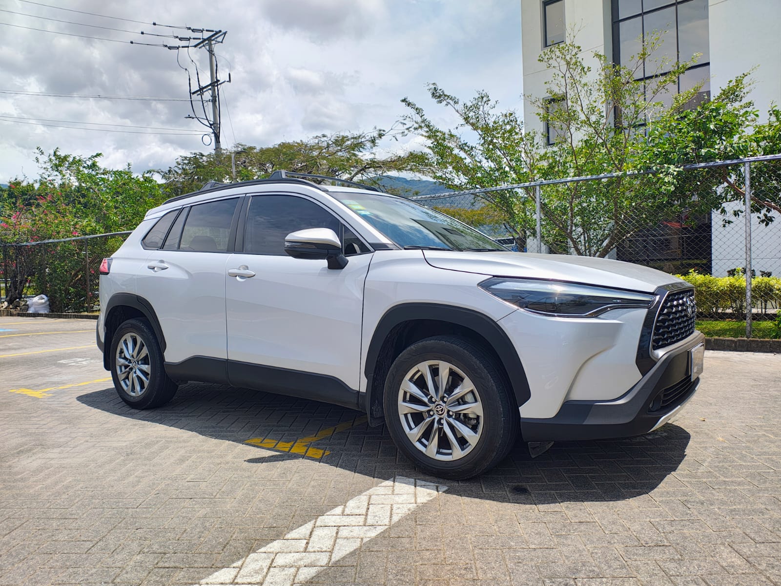 TOYOTA CROSS