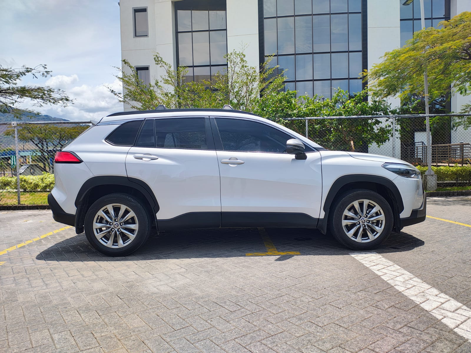 TOYOTA CROSS