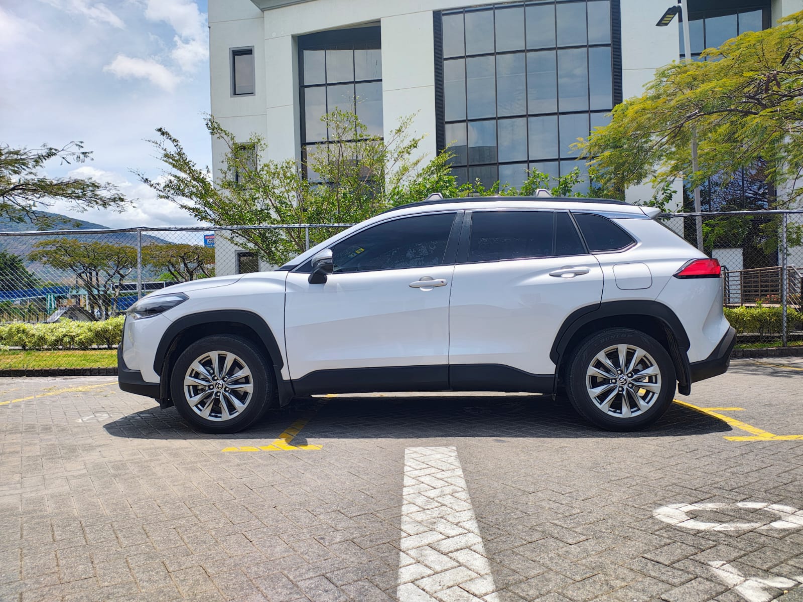 TOYOTA CROSS