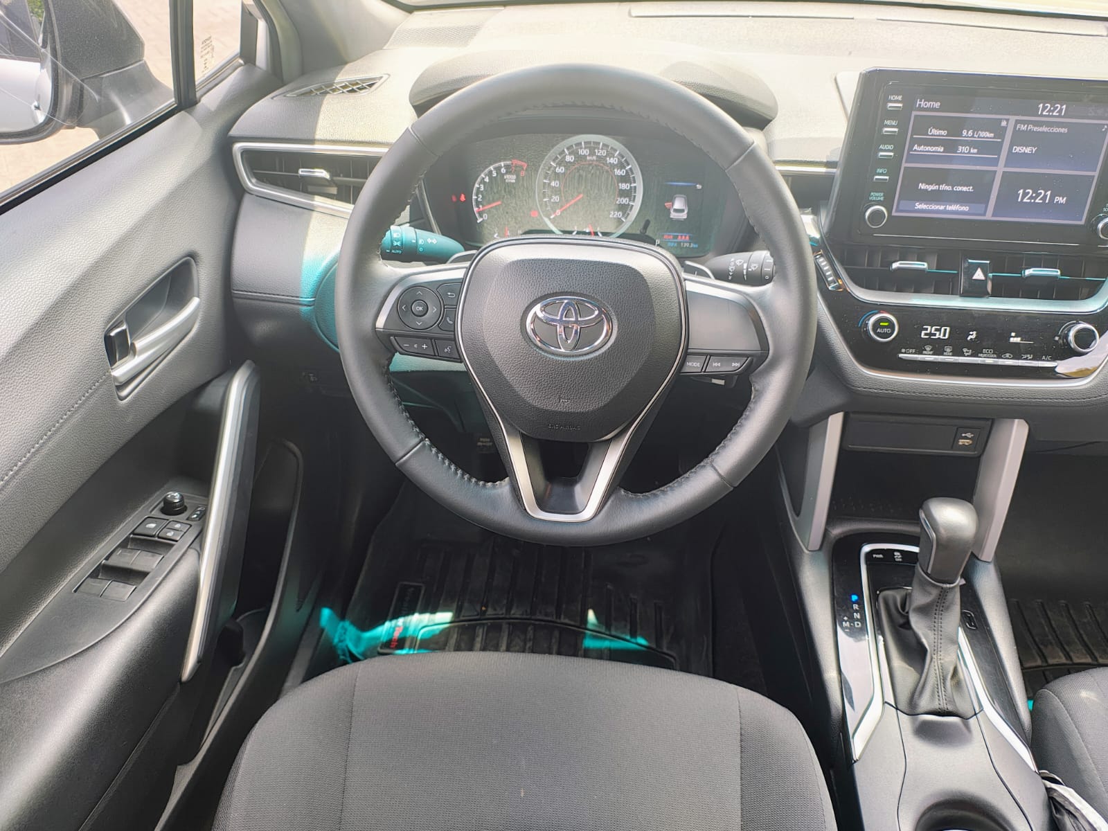 TOYOTA CROSS