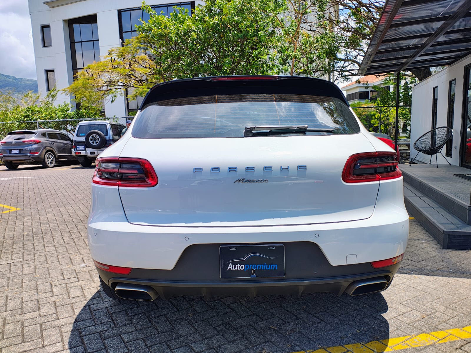 PORSCHE MACAN
