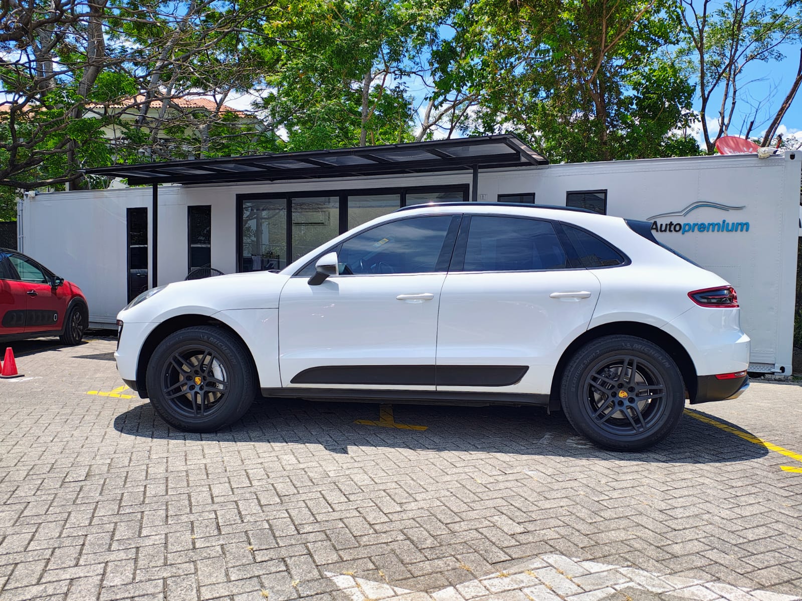 PORSCHE MACAN