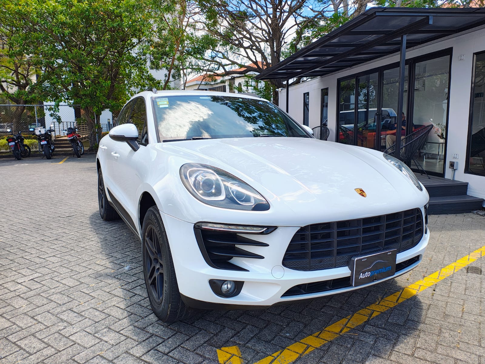 PORSCHE MACAN