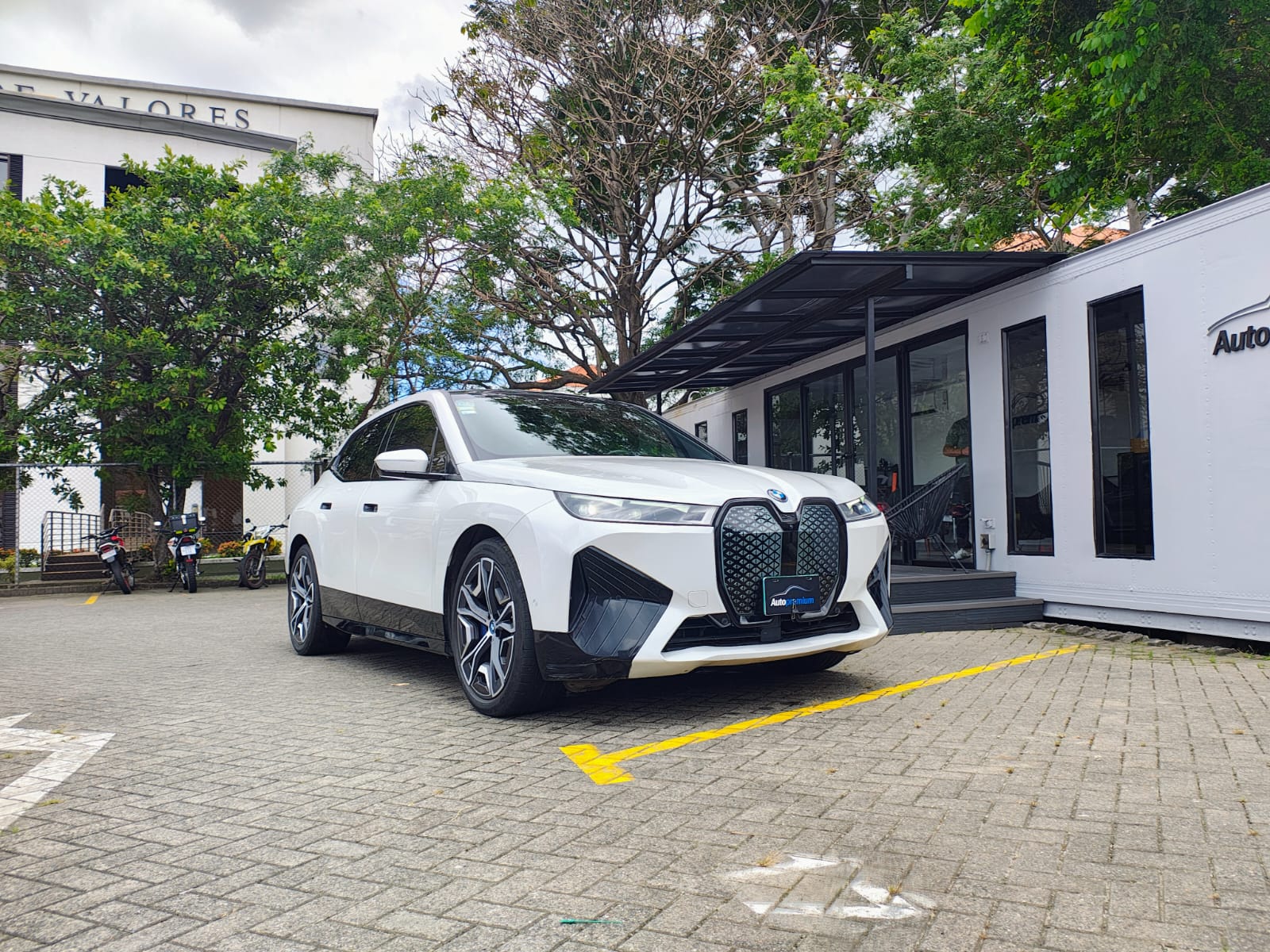 BMW iX