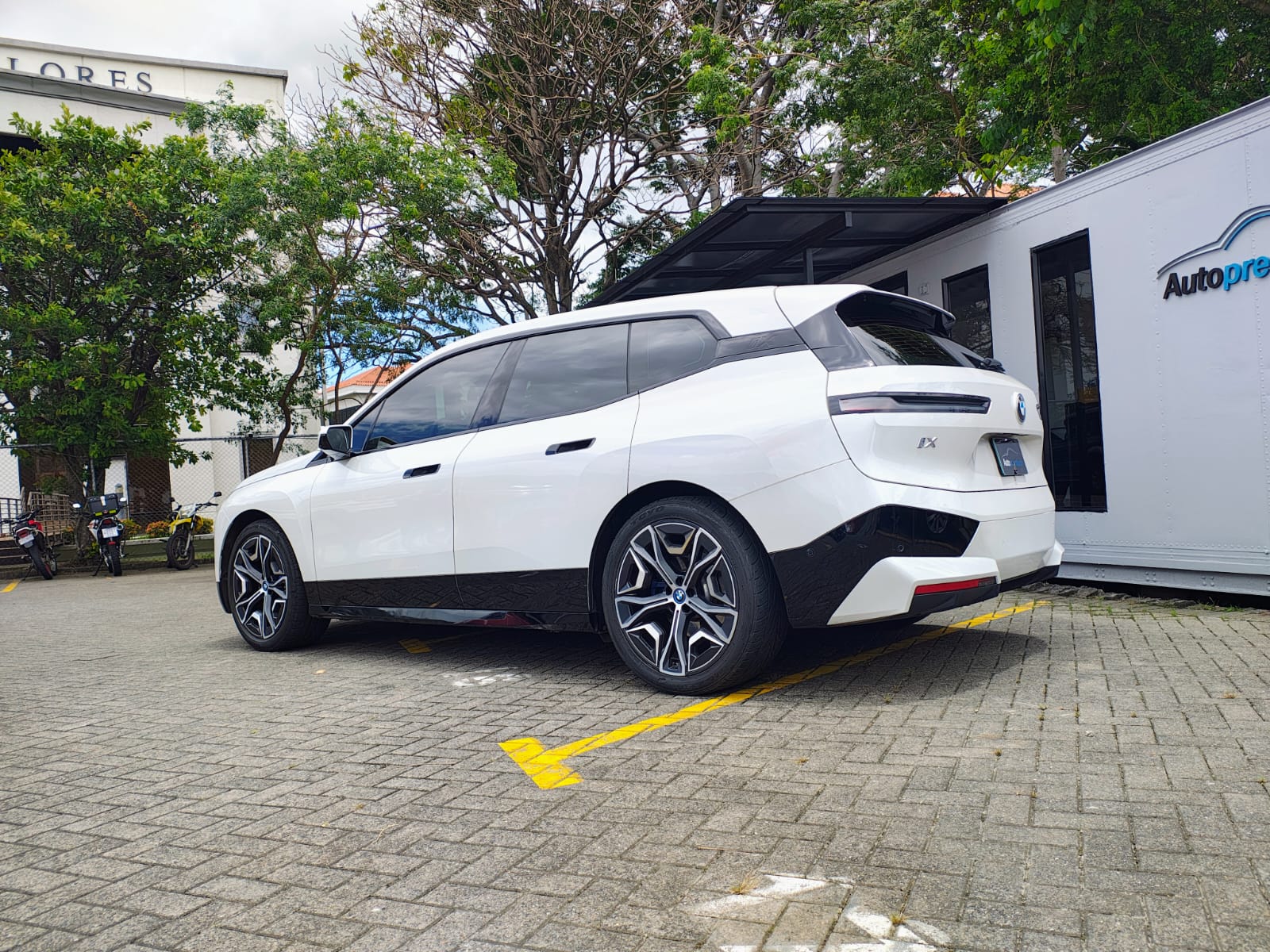 BMW iX