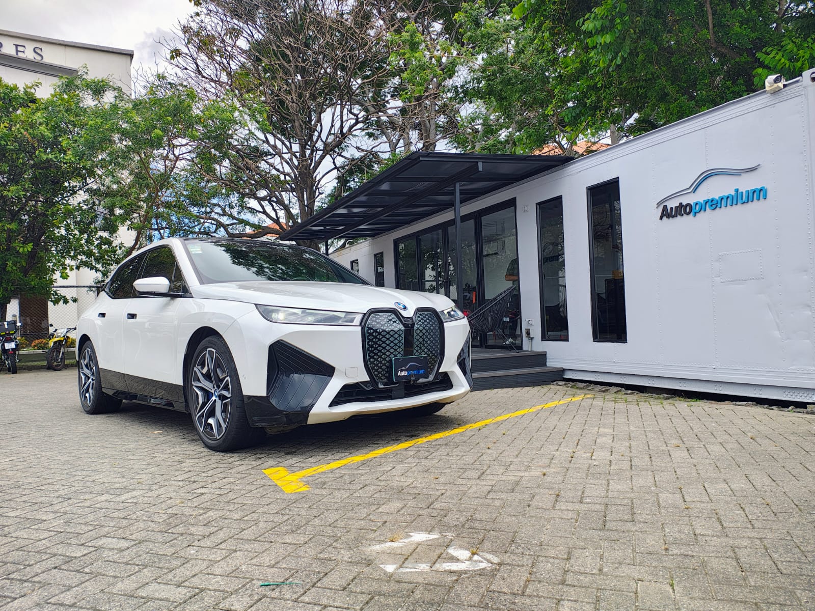 BMW iX