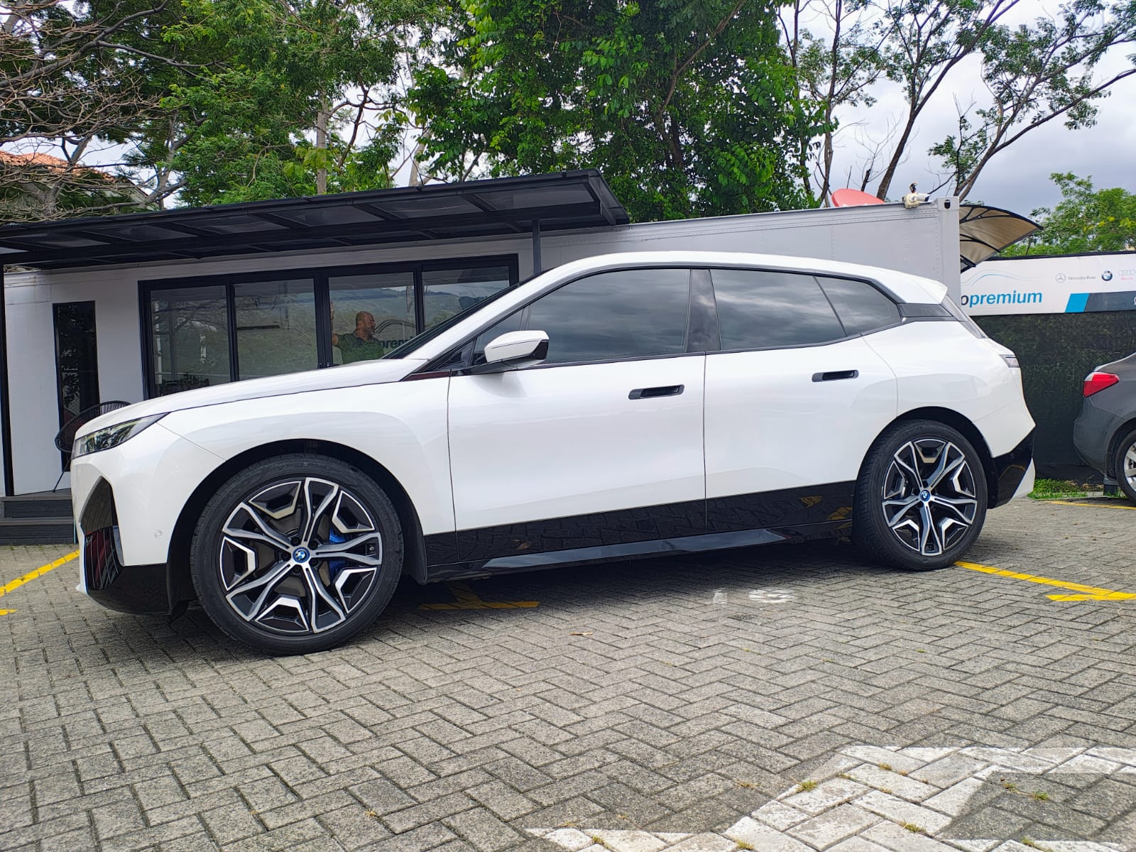 BMW iX
