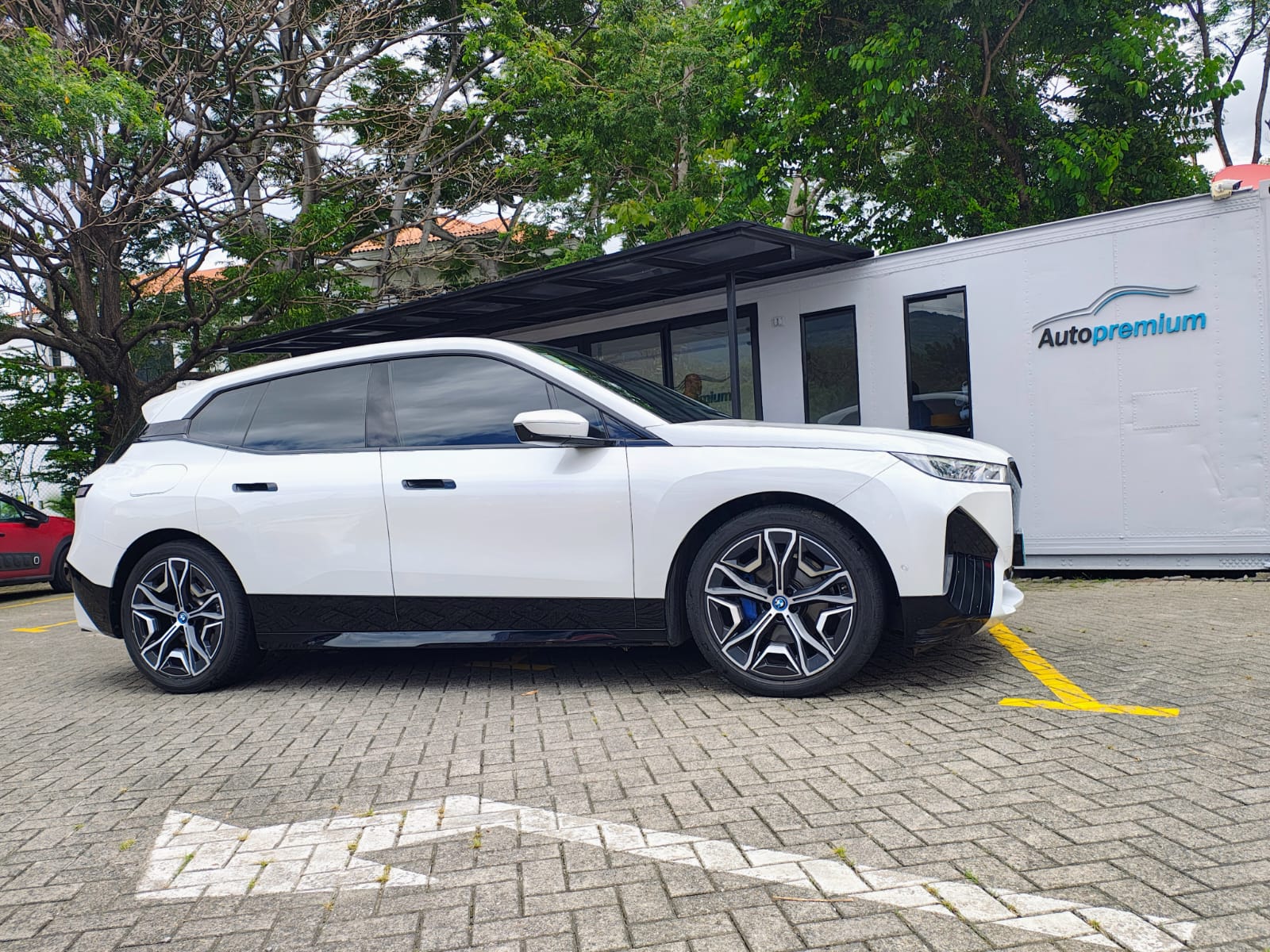 BMW iX