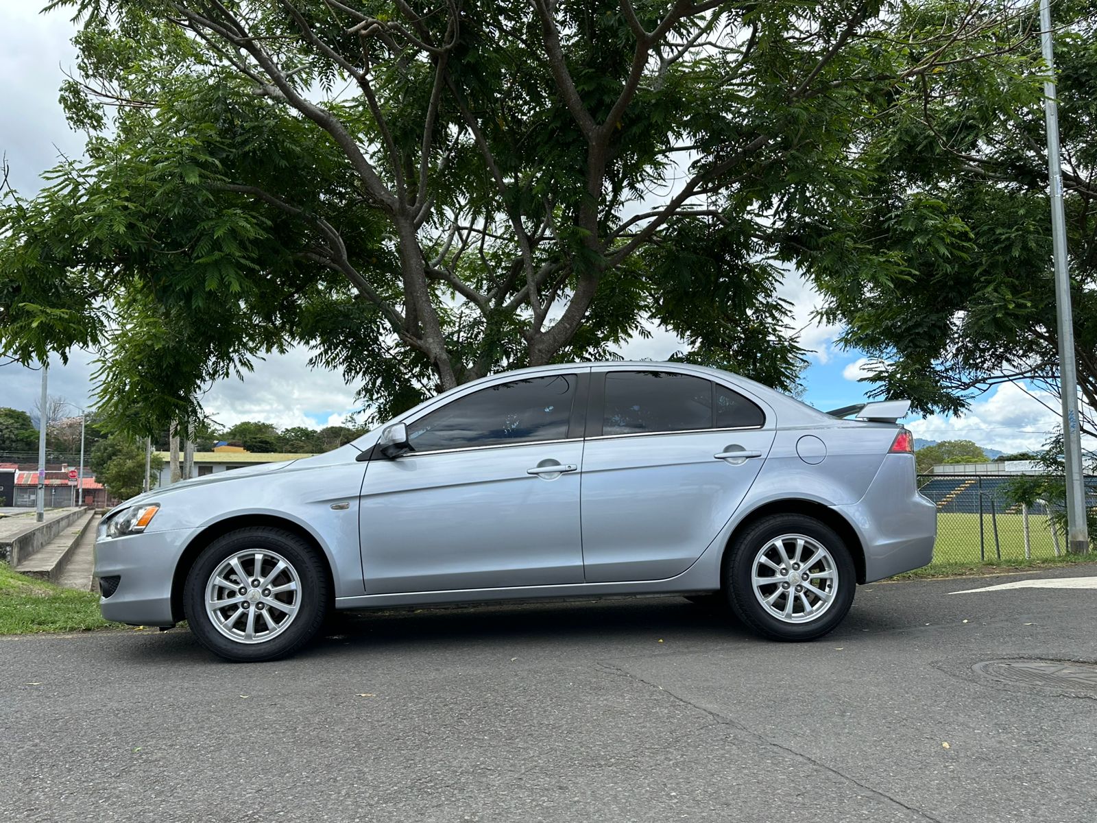 MITSUBISHI LANCER GLS