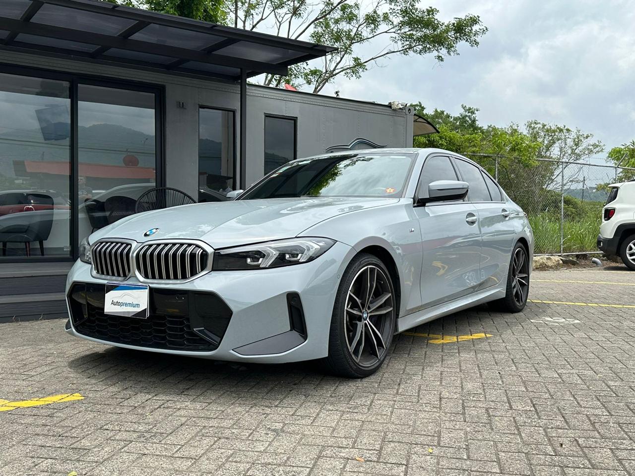 BMW 330i PAQ M