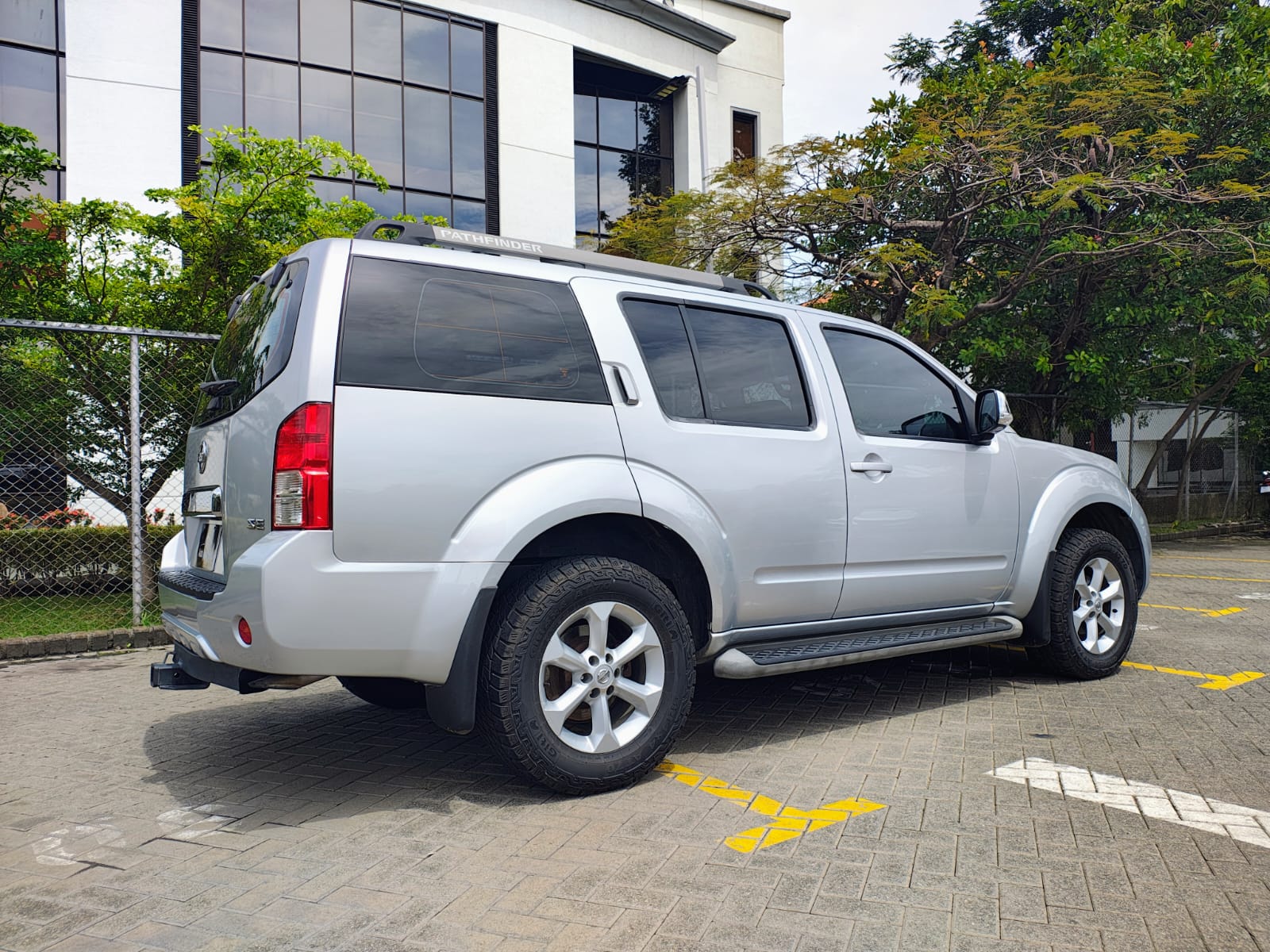 NISSAN PATHFINDER SE