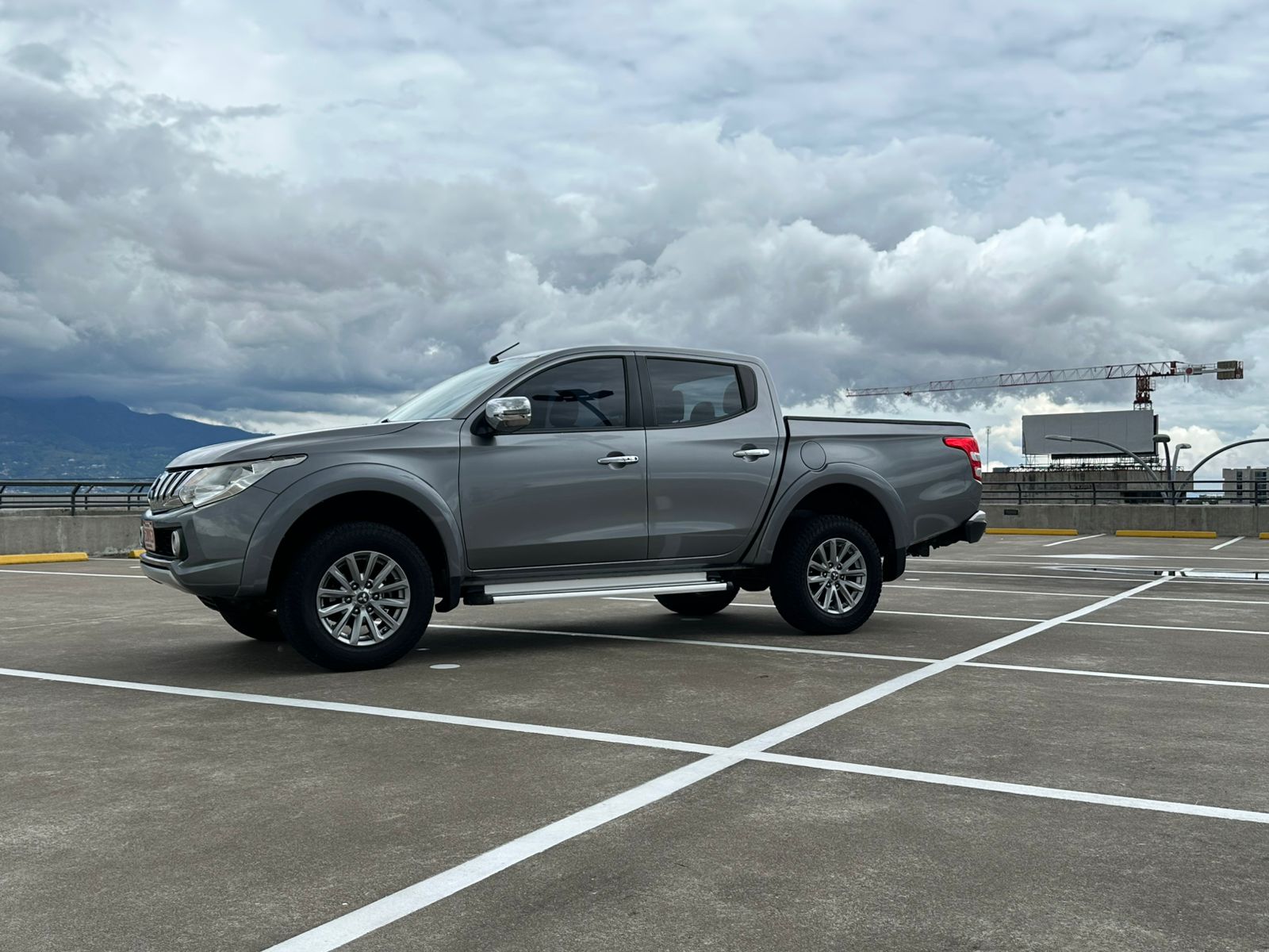 MITSUBISHI L200