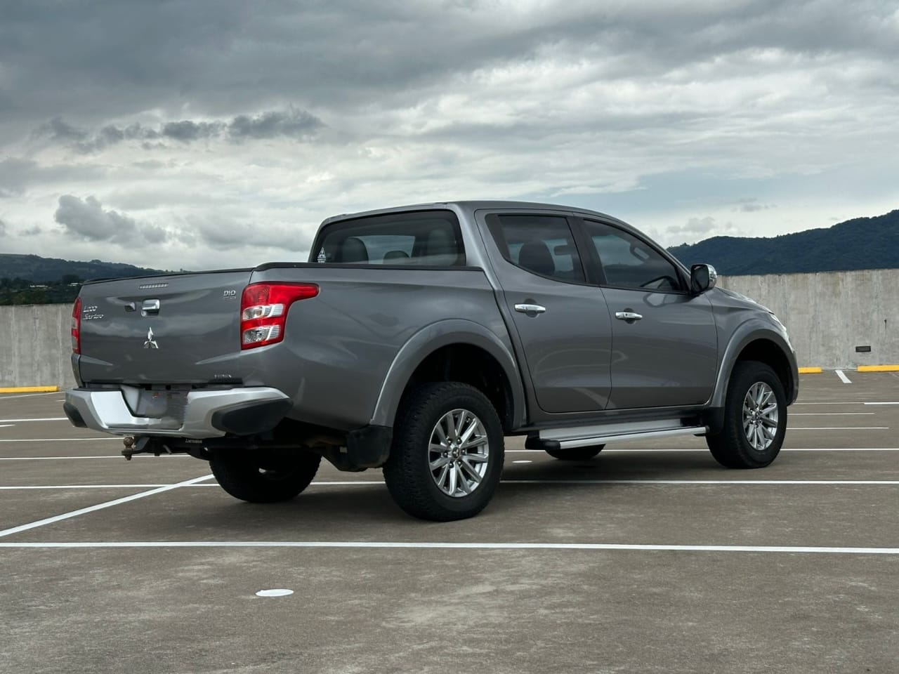 MITSUBISHI L200