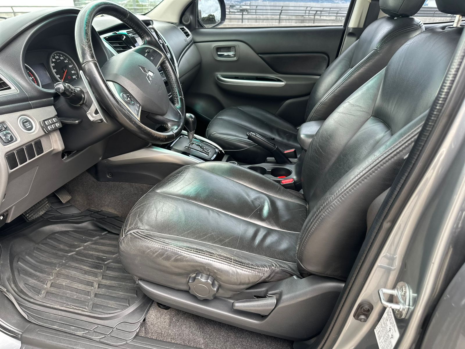 MITSUBISHI L200