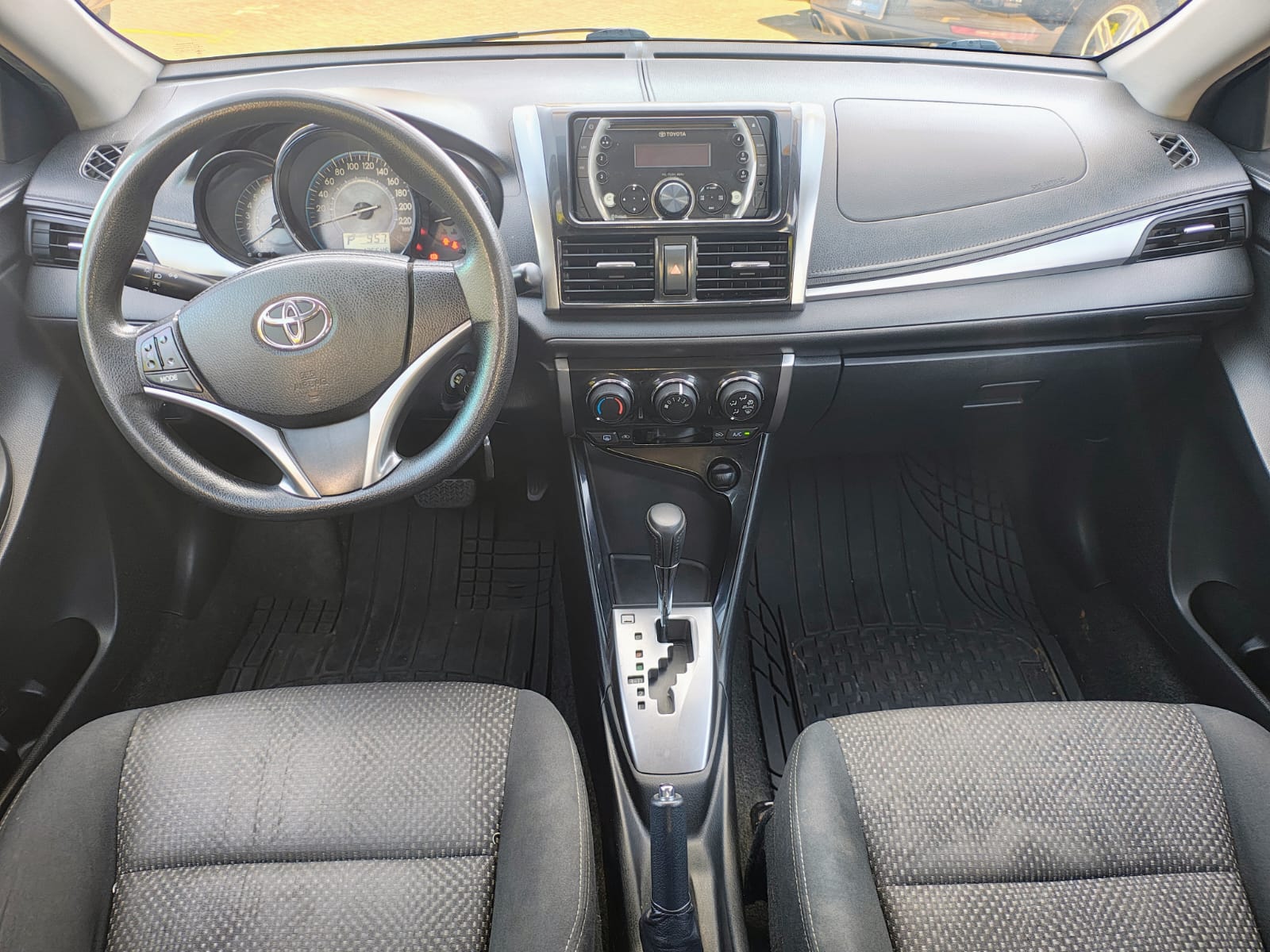 TOYOTA YARIS E