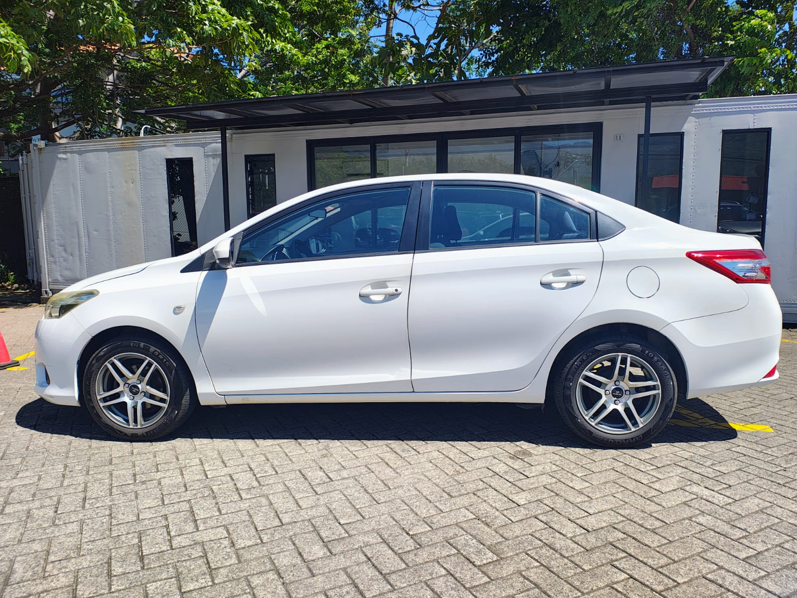TOYOTA YARIS E