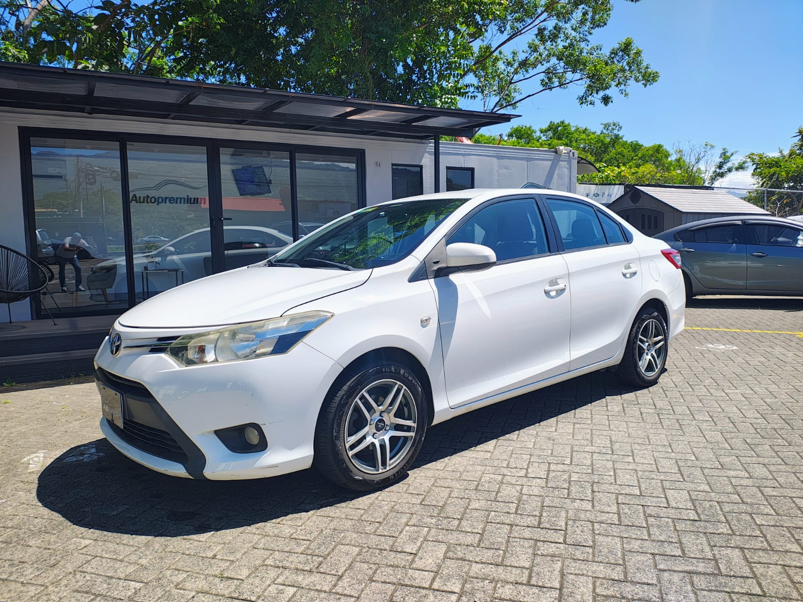 TOYOTA YARIS E