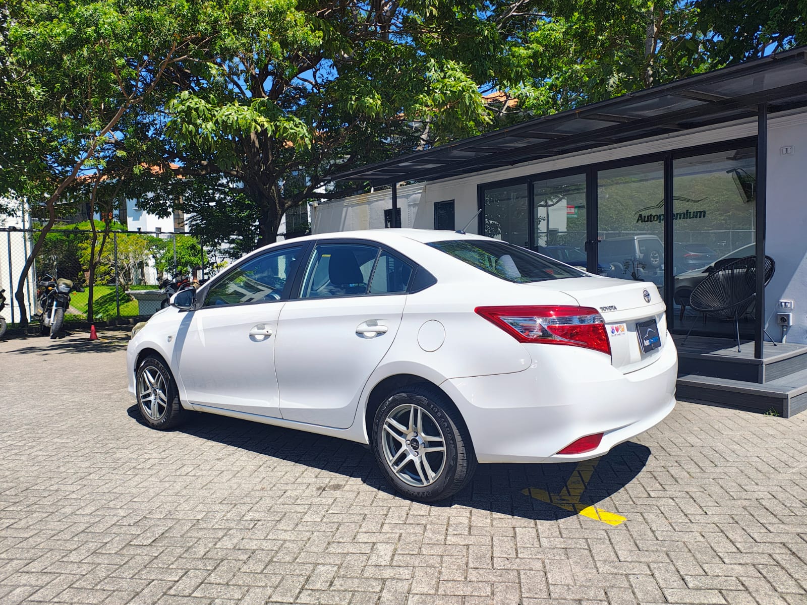 TOYOTA YARIS E