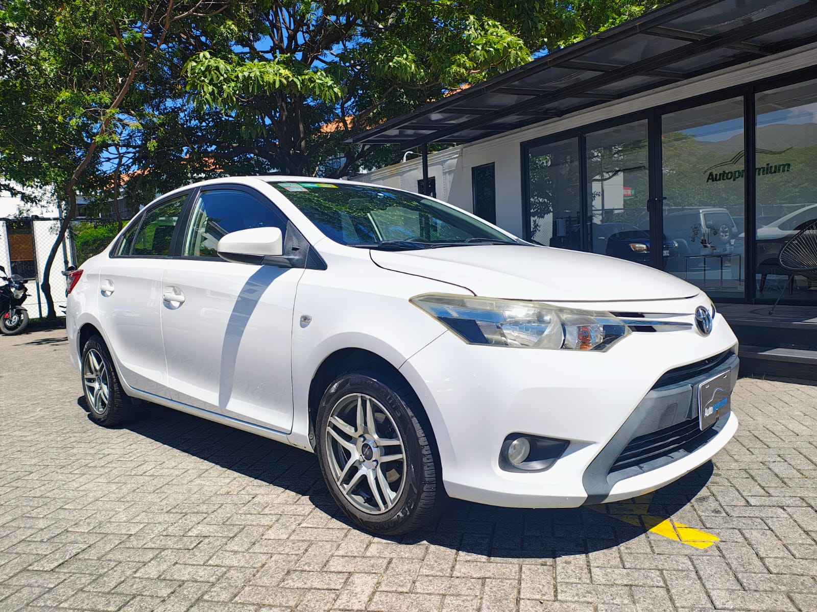 TOYOTA YARIS E