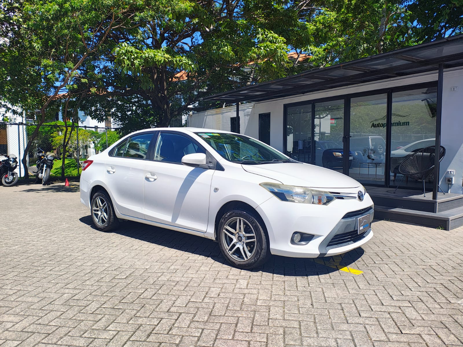 TOYOTA YARIS E