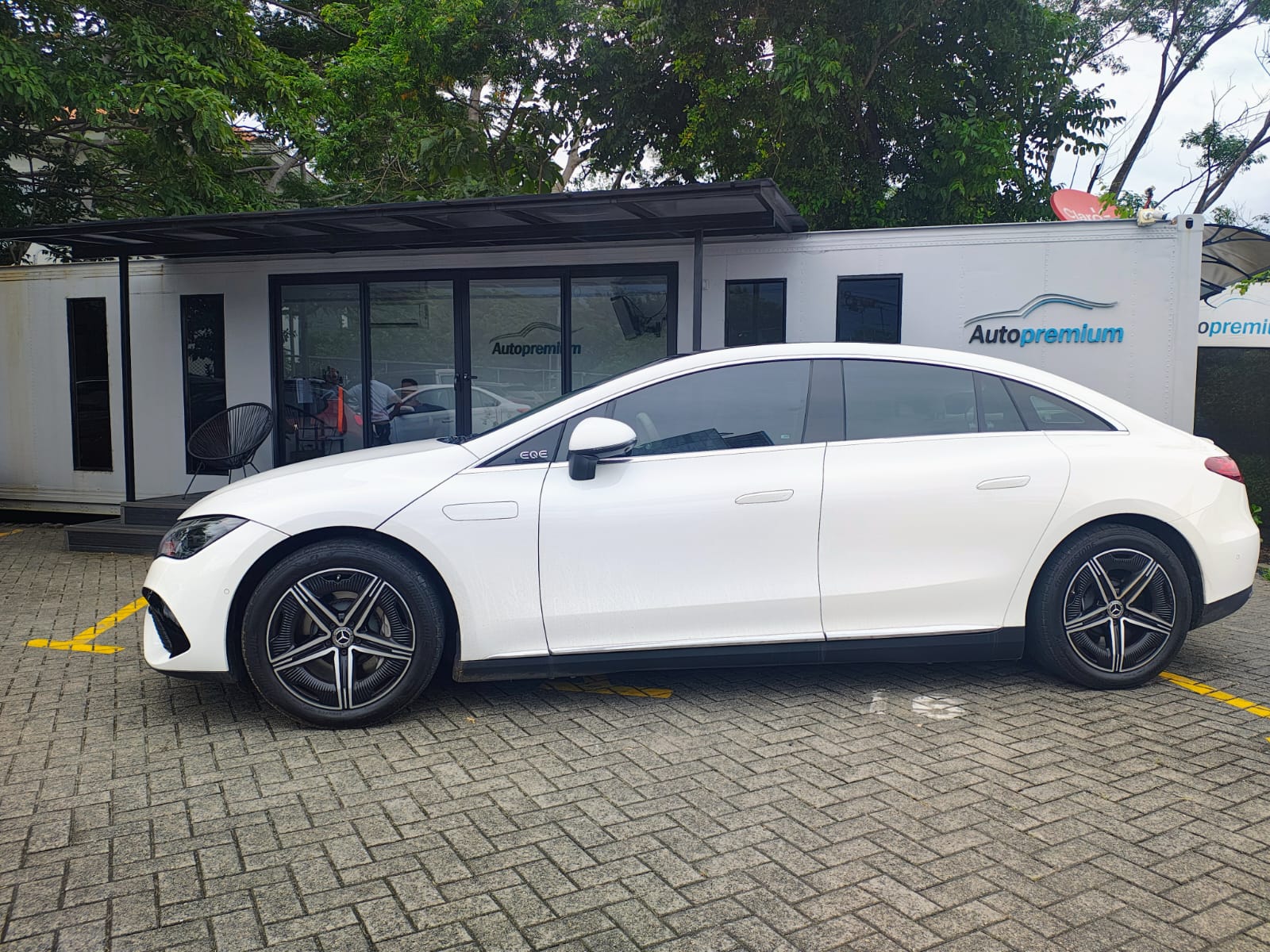 MERCEDES BENZ EQE